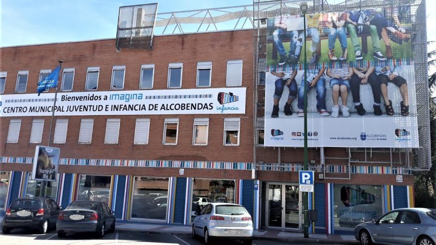 Edificio con fachada de ladrillo del centro de información juvenil