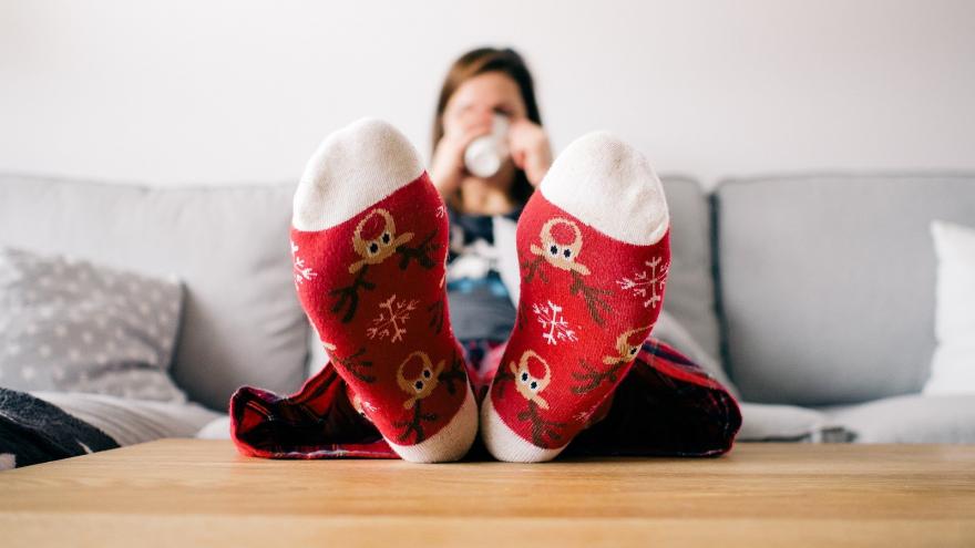 Chica en casa en Navida