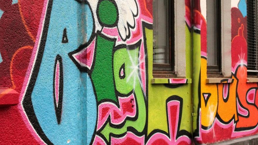 Fachada pintada con un graffitti