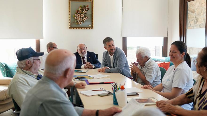 Miguel Ángel García Martín en un momento de su visita a los apartamentos de mayores de Pinilla de Buitrago