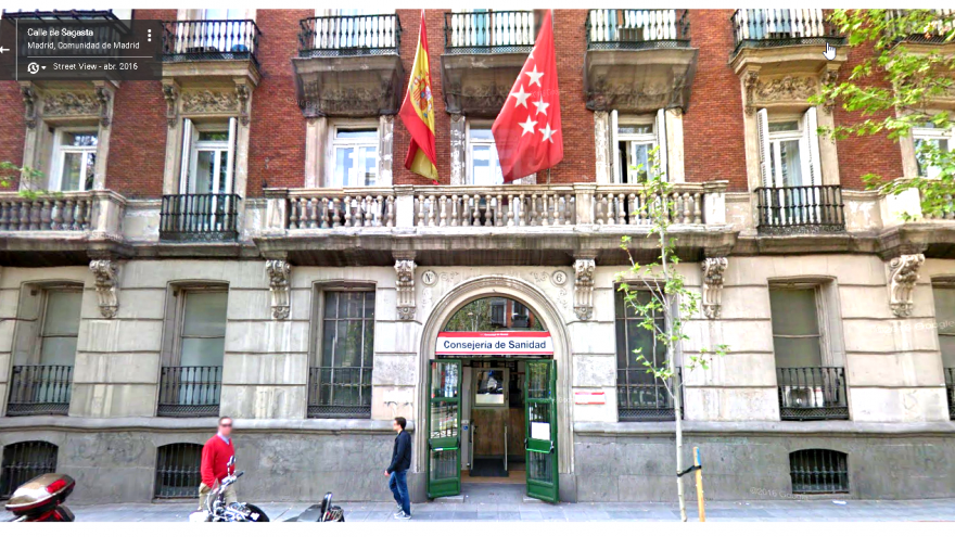 Fotografía de la entrada al edificio de la calle Sagasta 6