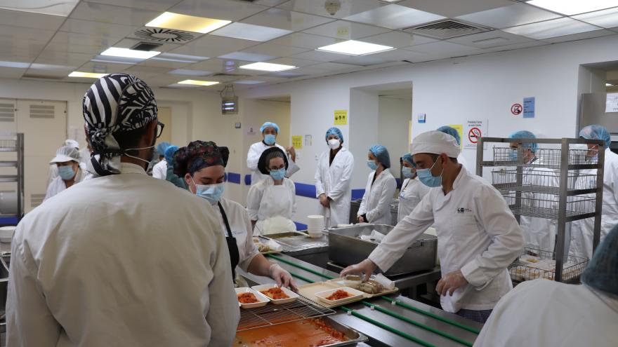 Cocinas del hospital con el personal trabajando