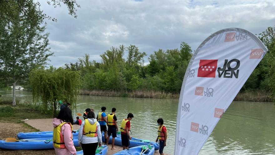 Jóvenes preparados para coger los kayak