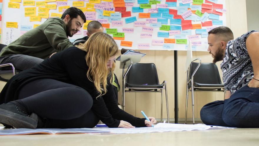 Jóvenes trabajando en grupo