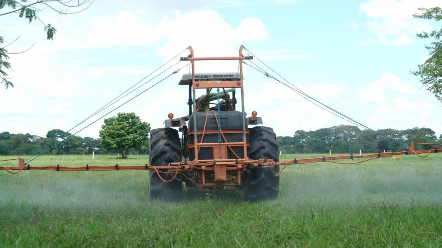 Tractor fumigando un campo