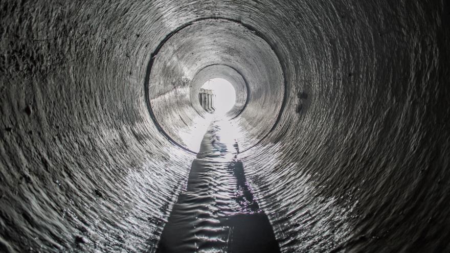 Salida del tubo del túnel de drenaje