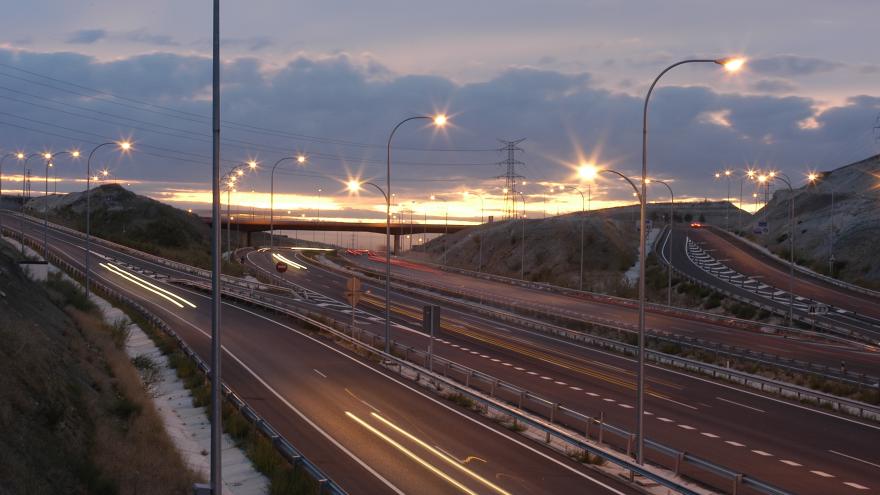 Imagen de la carretera M.45 al atardecer