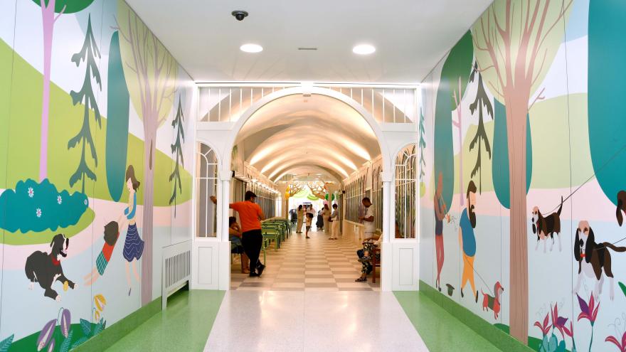 Imagen de la nueva decoración del pasillo de la primera planta del Hospital Niño Jesús