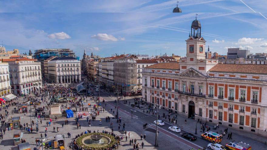 Vista panorámica de la madrileña Puerta del Sol con la Real Casa de Correos