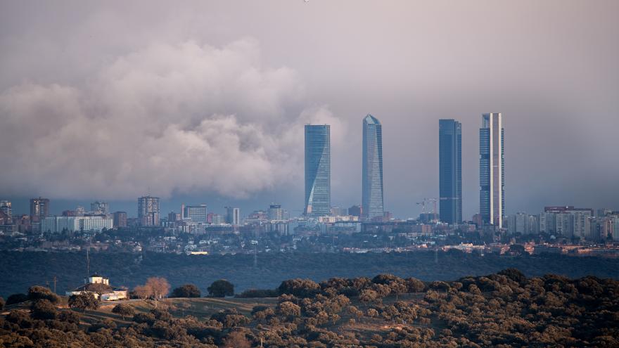 Foto del skyline de la ciudad de Madrid con contaminación