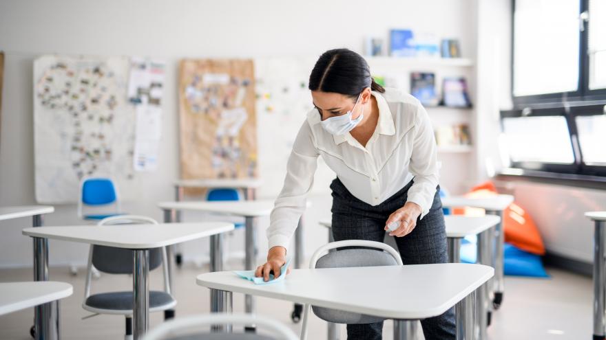 Facilitamos a los centros docentes de material de cocina, fisioterapia o enfermería 