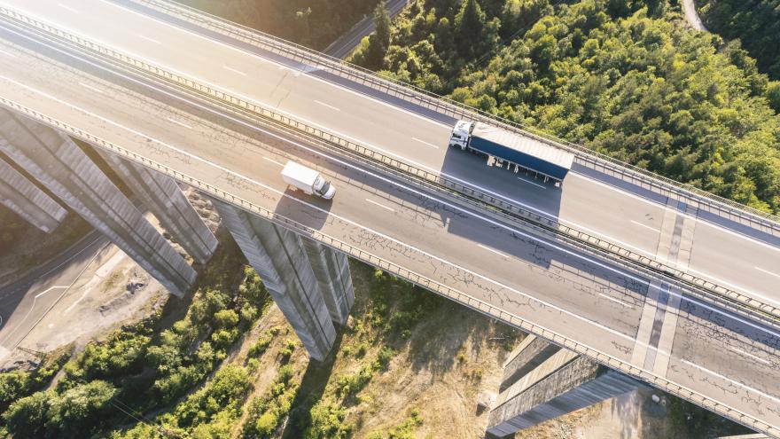 Un puente en una carretera