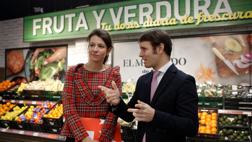 La directora general de Comercio y Consumo, Marta Nieto, junto al responsable de Expansión de ALDI, Ramón Rivas