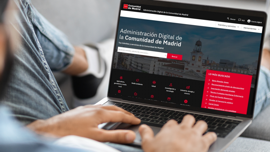 Una persona utilizando la Administración digital de la Comunidad de Madrid