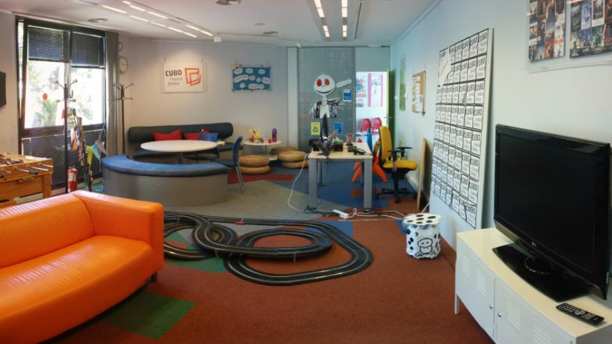 Sala del centro de información con espacios de juegos y descanso
