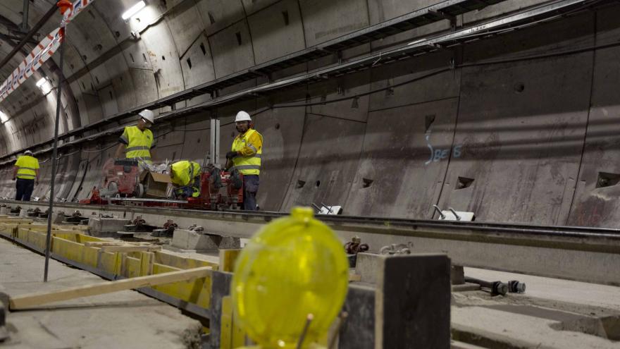 Gonzalo visita el desarrollo de las obras, que permitirán mejorar la seguridad, el confort y la infraestructura de la línea