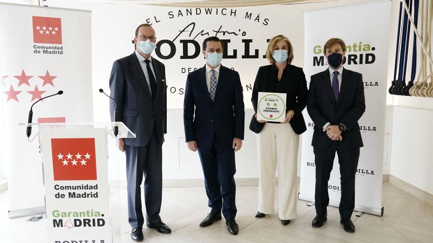 Fernández-Lasquetty ha entregado el sello Garantía Madrid a la cadena Rodilla por sus buenas prácticas frente al COVID-19