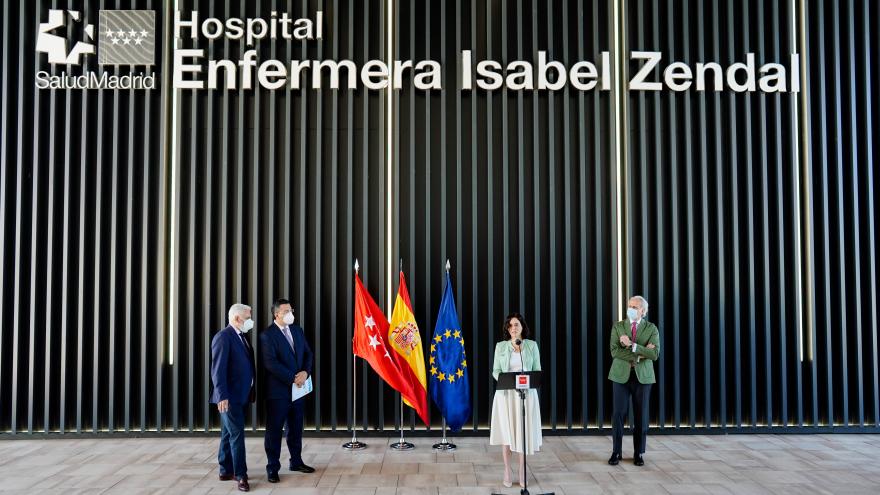 Isabel Díaz Ayuso visita, junto a Apostolos TziTzikostas, el Hospital Enfermera Isabel Zendal