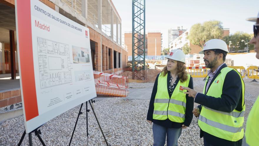 La consejera Fátima Matute durante su visita a las obras de construcción 