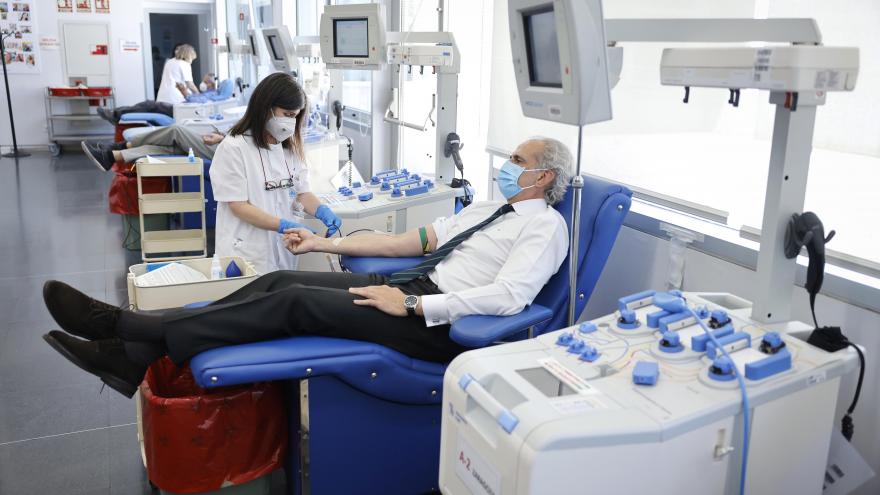 El consejero de Sanidad, Enriqui Ruiz Escudero, ha visitado el Centro de Transfusión de la Comunidad de Madrid