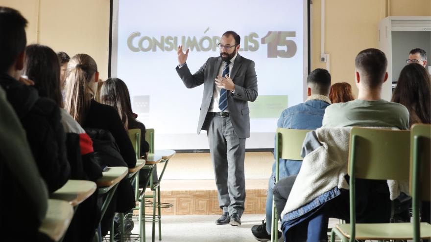 El consejero de Economía ha presentado la fase autonómica del concurso escolar ‘Consumópolis15’