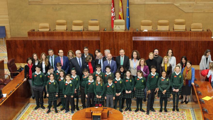 Alberto Reyero junto a los niños en la Asamblea de Madrid