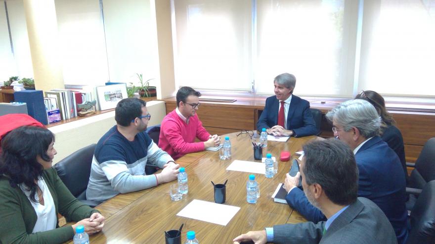 Ángel Garrido durante la reunión con el alcalde de Villa del Prado 