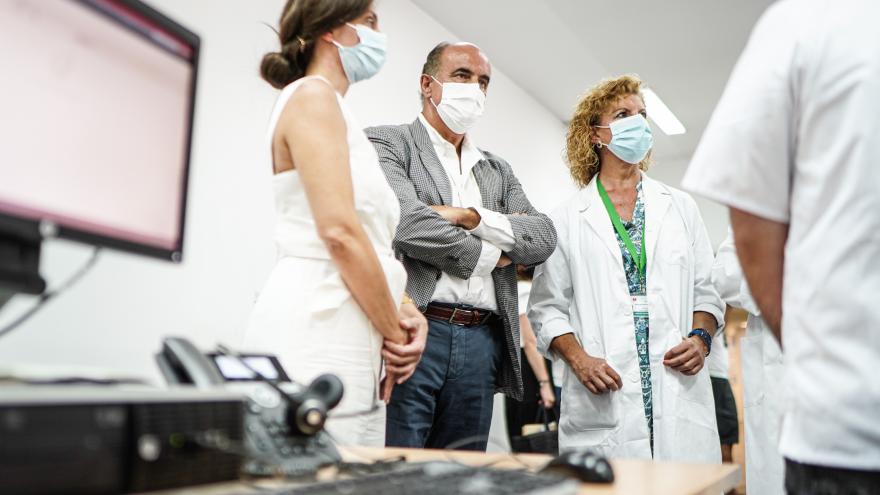 El viceconsejero junto con dos mujeres del centro de Atención Primaria que han visitado