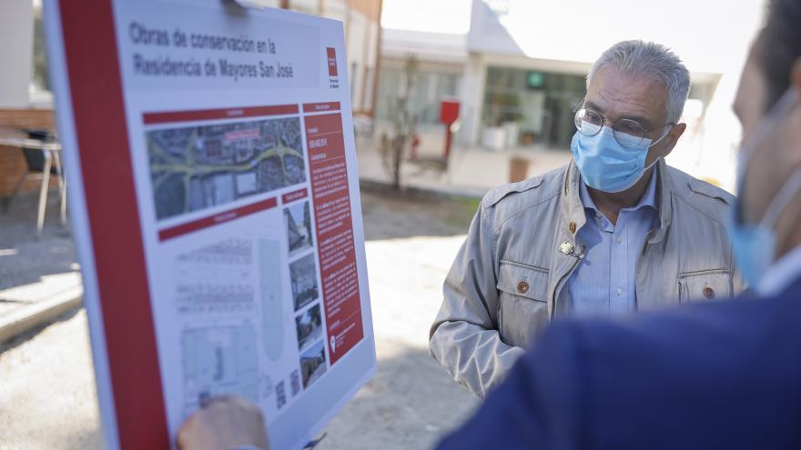 Carlos Izquierdo observa los planos de la Residencia San José