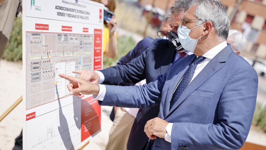 El consejero junto al alcalde del municipio divisando un mapa de la actuación realizada en la zona