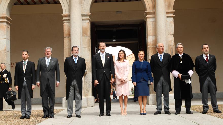 Cristina Cifuentes, junto a Mariano Rajoy y los Reyes, en la entrega del Premio Cervantes