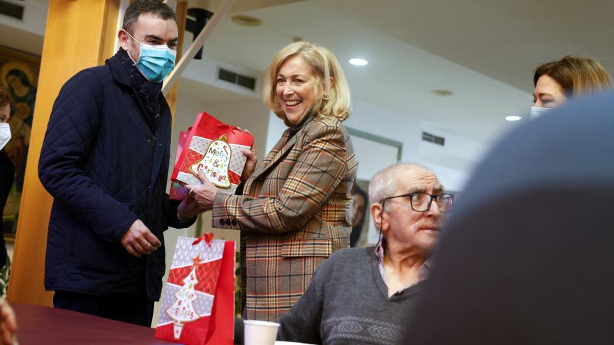 Concepción Dancausa entrega regalos a mayores tutelados