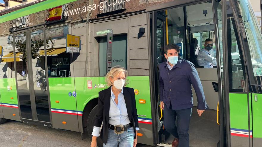 Personas bajando de un autobús