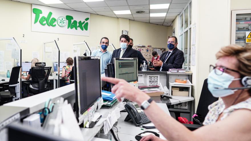 El consejero en el call center de Tele Taxi