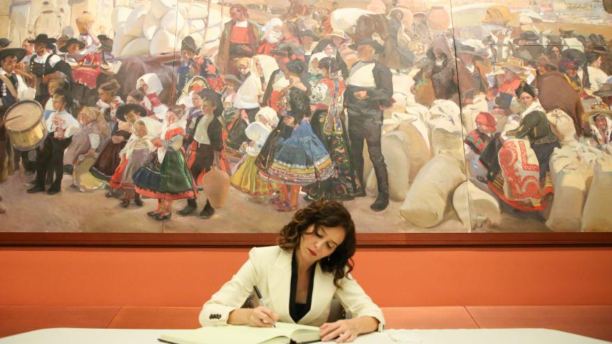 La presidenta firmando en el libro de visitas de la Hispanic Society