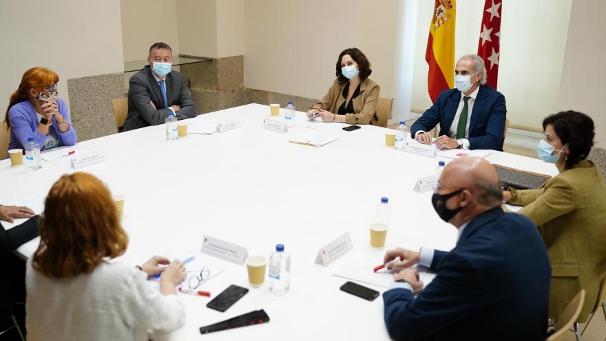 Mesa reunión consejero presidenta banderas españa sindicatos