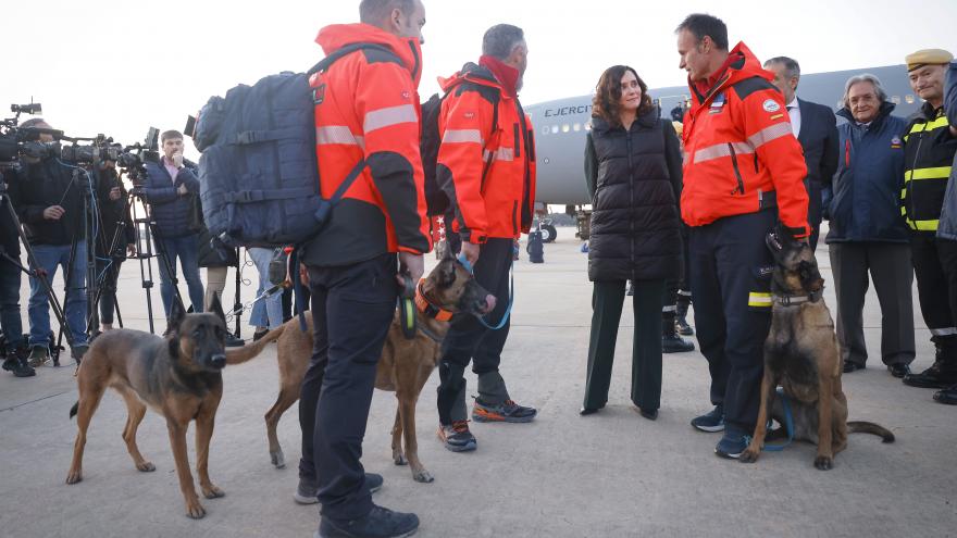 Díaz Ayuso agradeciendo a los efectivos del ERICAM la labor humanitaria llevada a cabo en el terremoto de Turquía