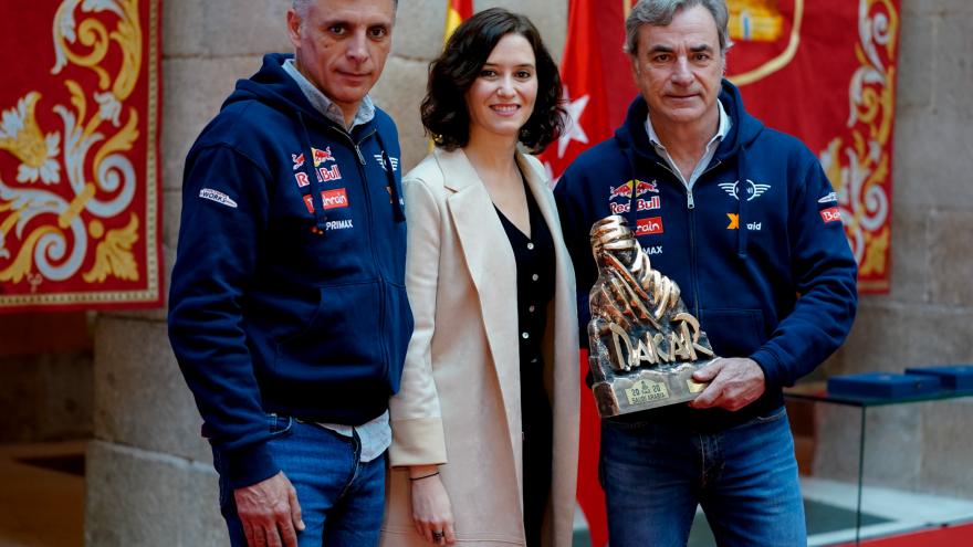 Díaz Ayuso felicitando a Carlos Sainz y Lucas Cruz por su triunfo en el Rally Dakar 2020