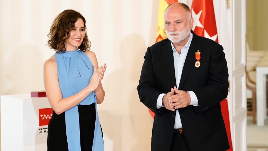 Plano de la presidenta aplaudiendo y el chef a su lado con la medalla en al solapa