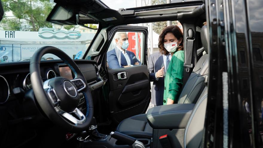 La presidenta mirando un vehículo