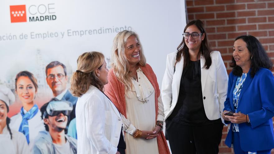 La consejera Rocío Albert durante su visita al nuevo Centro de Orientación, Emprendimiento, Acompañamiento e Innovación para el Empleo en Getafe