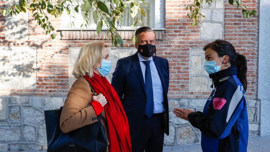 Los consejeros hablando con una policía local