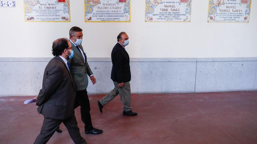 Enrique López caminando por un pasillo de la Plaza de Las Ventas