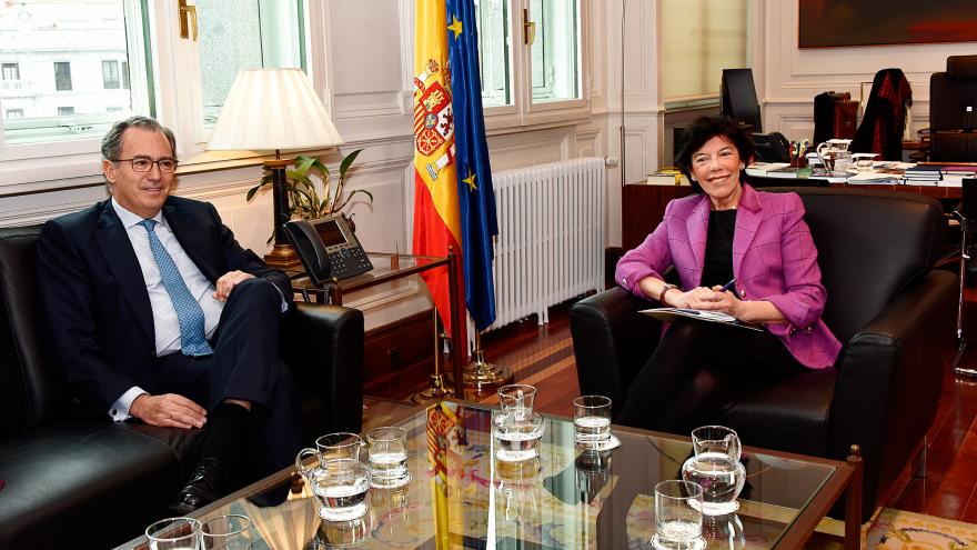 Enrique Ossorio durante la reunión con la ministra de Educación y Formación Profesional