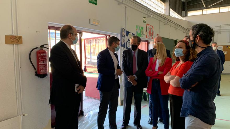 Enrique Ossorio durante su visita al colegio público Federico García Lorca de Alcobendas