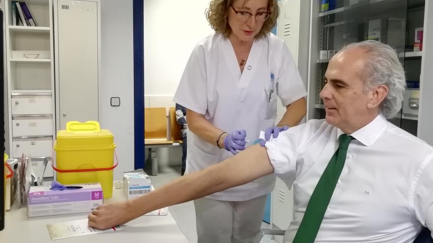 Enrique Ruiz Escudero, se vacuna frente a la gripe en su Centro de Salud