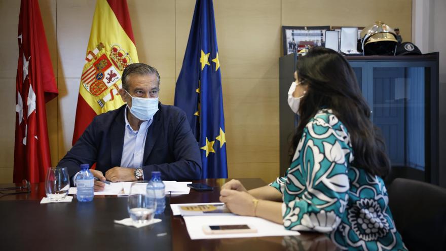 El consejero sentado junto a la Comisionada para la Atención a las Víctimas de Terrorismo, Rocío López