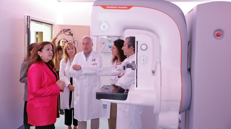 Fátima Matute en un momento de su visita a la Unidad de Patología Mamaria del Hospital público Universitario Ramón y Cajal