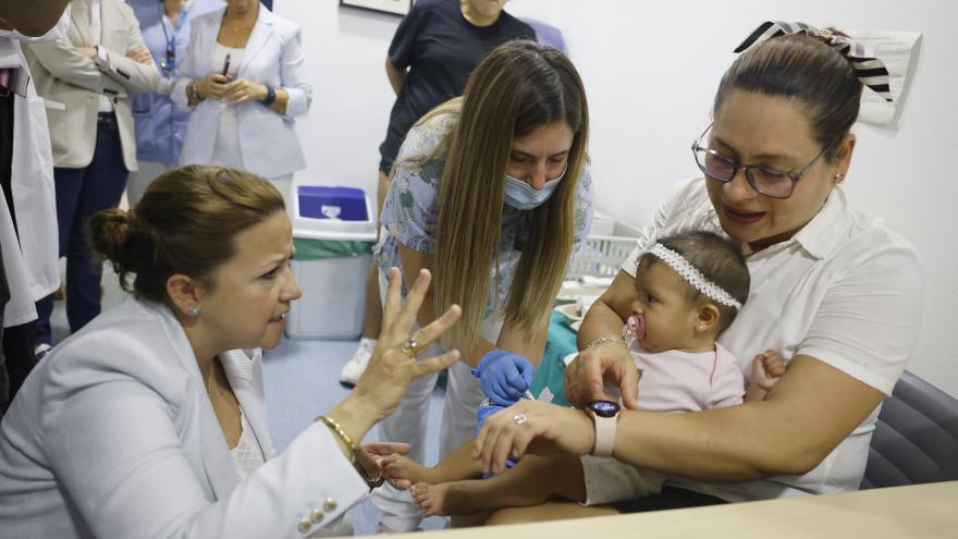 La consejera durante su visita al hospital