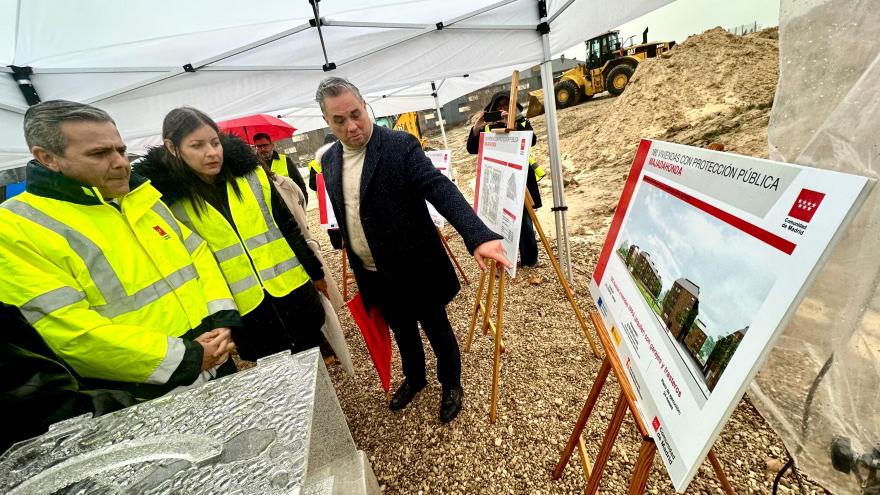 El consejero Jorge Rodrigo durante su visita a la construcción de viviendas de protección pública en Majadahonda